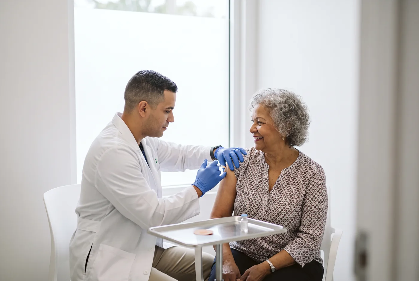 Farmacéutico vacunando a una paciente